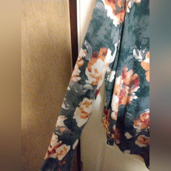 Women's plus size button down long sleeve blouse - Picture 2 of 5